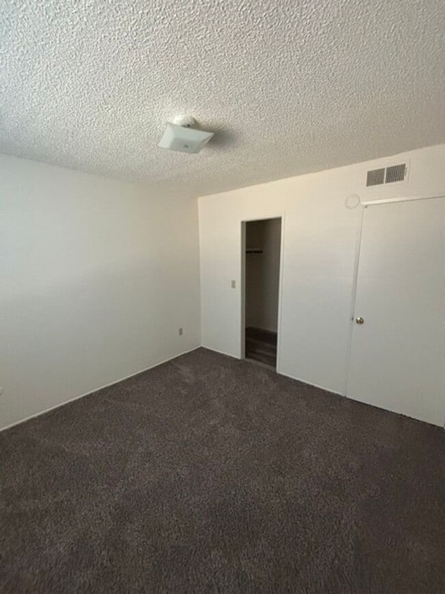 Building Photo - 8012 N Laurelglen Blvd