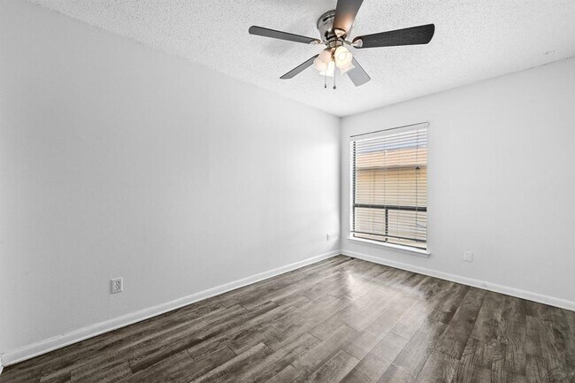 Building Photo - 1705 Crossing Pl