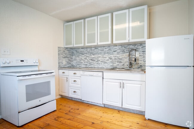 2BD, 1BA - 850 SF- Kitchen - Kentucky 540
