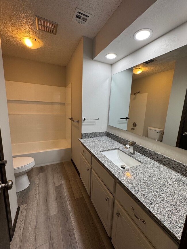 Building Photo - 3 Bedroom Home with Fenced Yard!!