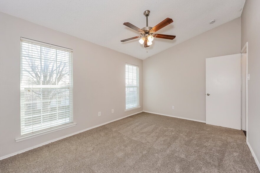 Building Photo - 1521 Lincolnshire Way