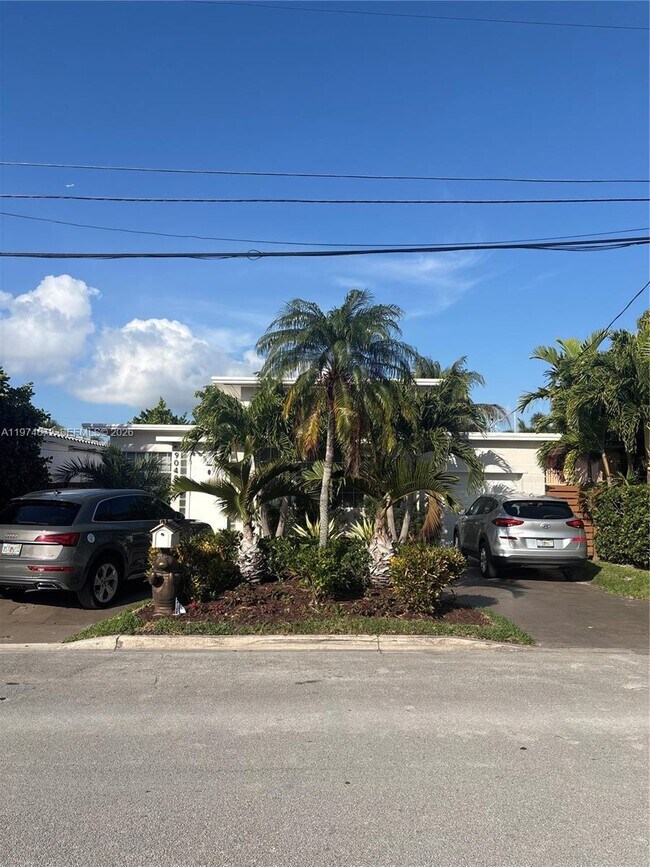 Building Photo - 9048 Carlyle Ave