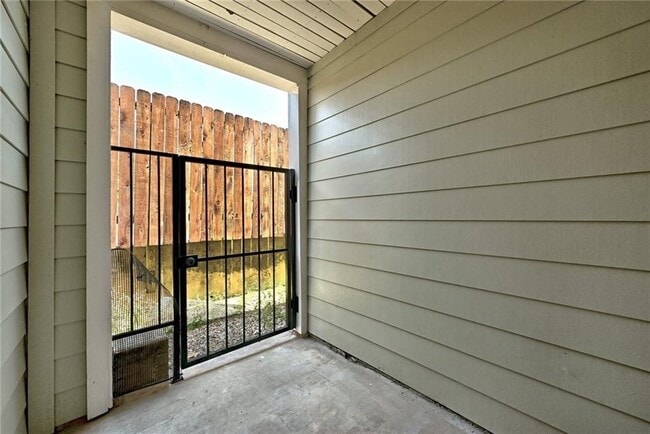 Building Photo - 2104 Cullen Ave