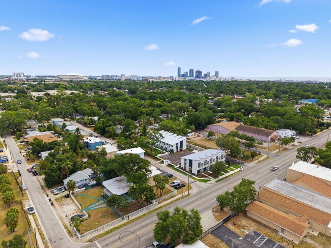 Building Photo - Updated 2-bedroom apartment in St. Petersburg offering 650 square feet of refreshed living space ...