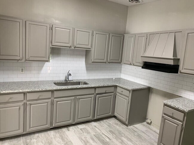 Building Photo - Charming & Newly Renovated 4-Bedroom, 2-Ba...