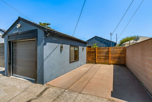 Building Photo - Move-in ready Magnolia Park gem — modern f...