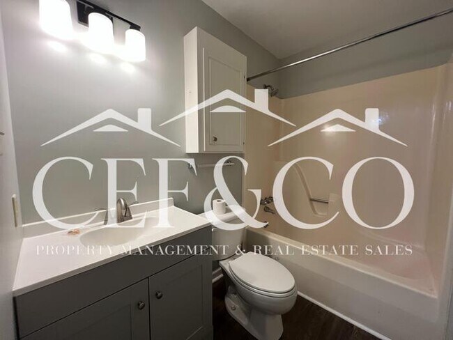 Building Photo - Beautifully updated 2 bedroom duplex!