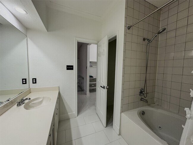 Building Photo - 1914 Hickory Lawn Dr