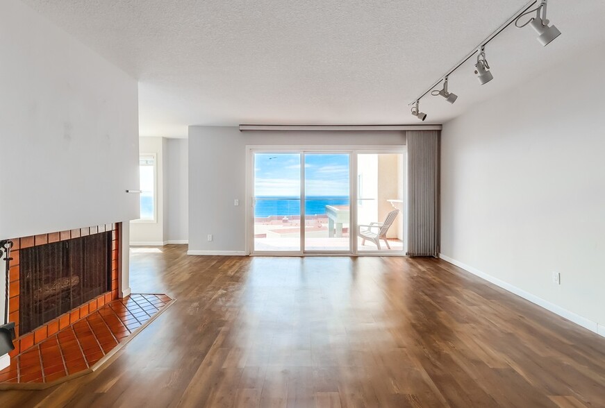 Building Photo - 3200 La Rotonda Dr