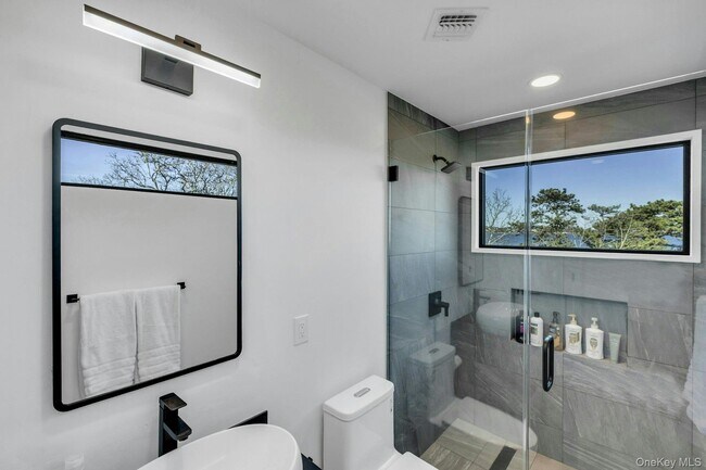 Building Photo - 10 Bay View Dr