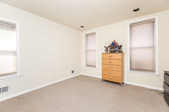 Building Photo - Stylish End-of-Group 2 bd 2.5bth Home in P...