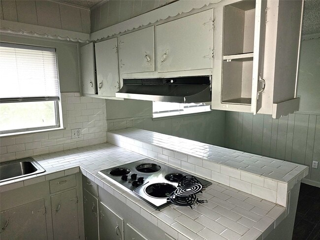 Building Photo - 2421 16th Ave N