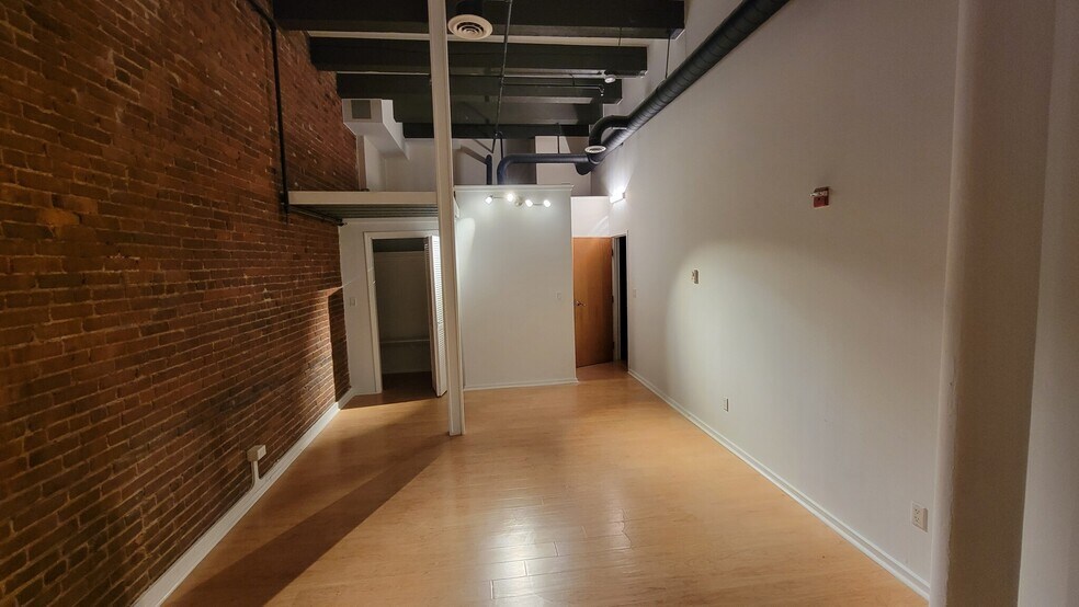 Primary Photo - 252 Friend St