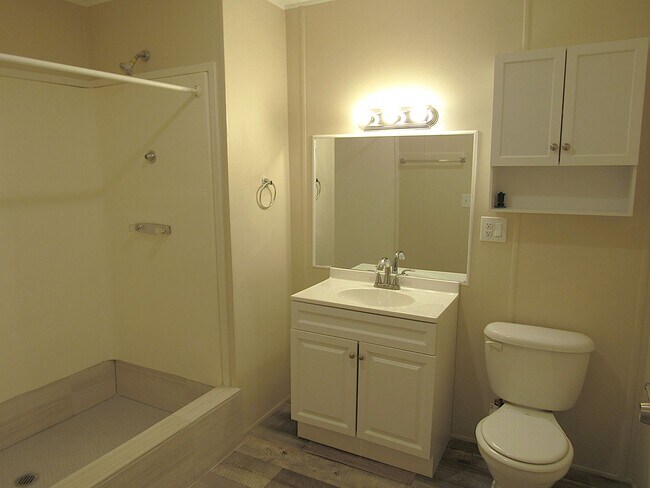 Building Photo - Conveniently Located Northeast Houston Are...