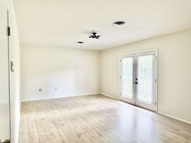 Building Photo - 6967 Menlo Dr