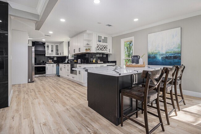 Building Photo - 2806 Chaucer Dr SW