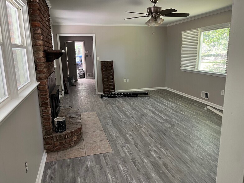 Living - 4495 Ridge Rd