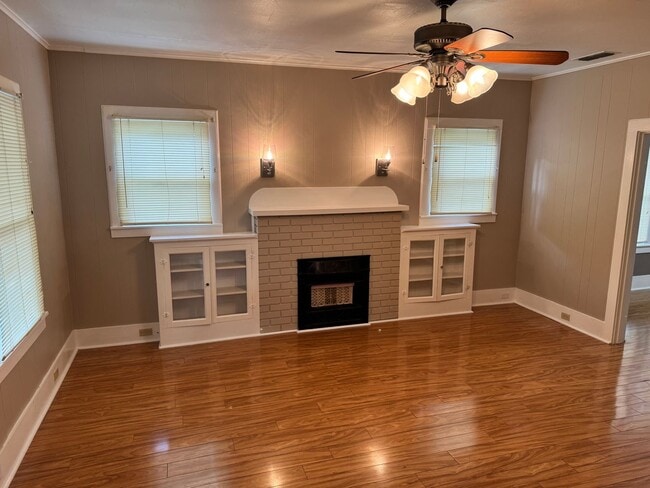 Building Photo - 2-bed/1-bath Downstairs unit!
