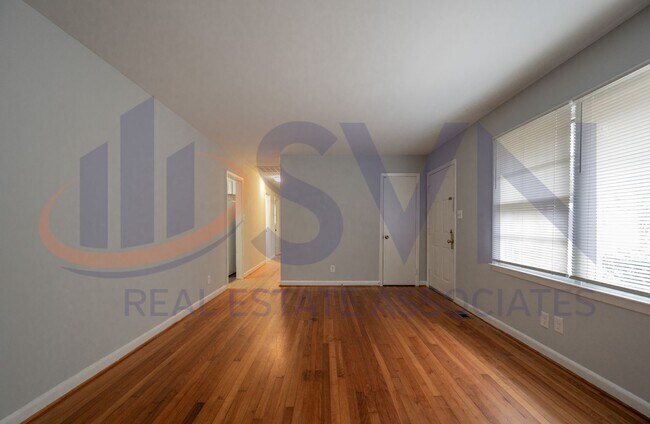 Building Photo - Refreshed 3 Bedroom / 2.5 Bath Ranch Style Home in Parkwood Neighborhood!