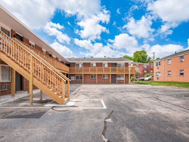 Building Photo - 593 Riverview Dr