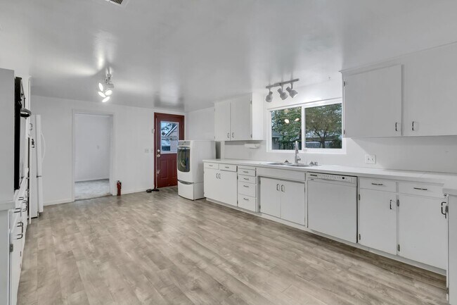 Building Photo - Cozy 4-Bedroom Home with Wood Stove & Large Backyard in Mountlake Terrace