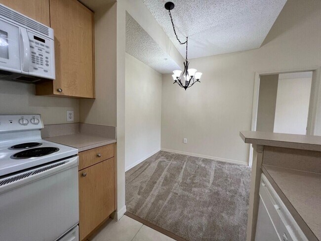 Building Photo - 5016 Lantana Rd
