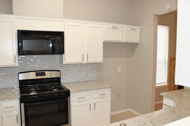 Building Photo - 2208 Quiet Wood Dr