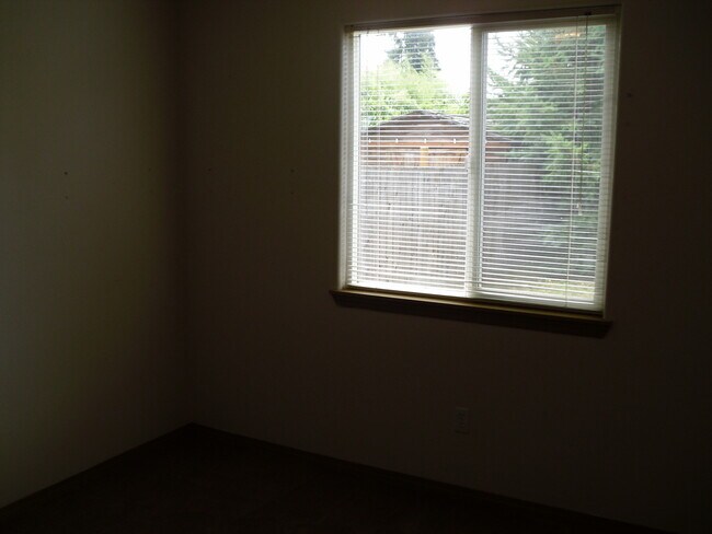 Building Photo - All the Amenities for a Friendly Price