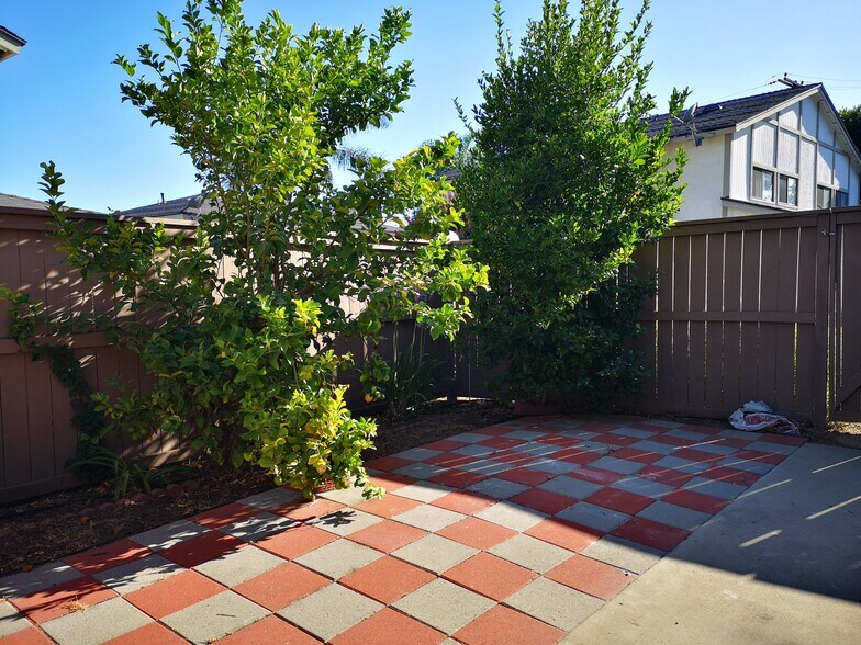 Building Photo - 609 S College Ave