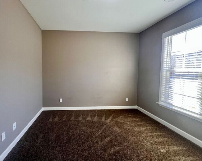 Building Photo - (COMING SOON!) 3bed/2bath Townhome w/Garag...
