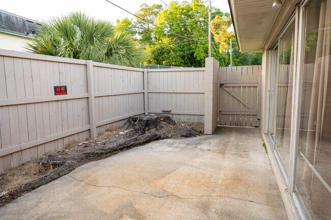 Building Photo - 2241 W Pensacola St