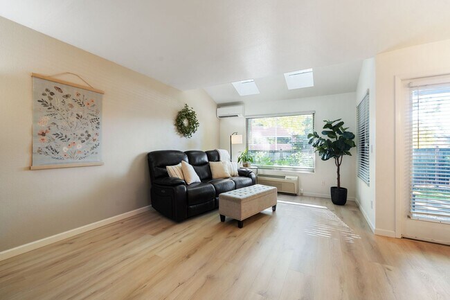 Building Photo - 2 bedroom Condo