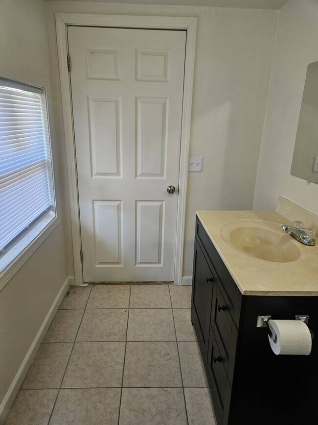 Building Photo - WOW! Look at this property ! You cant beat this price!