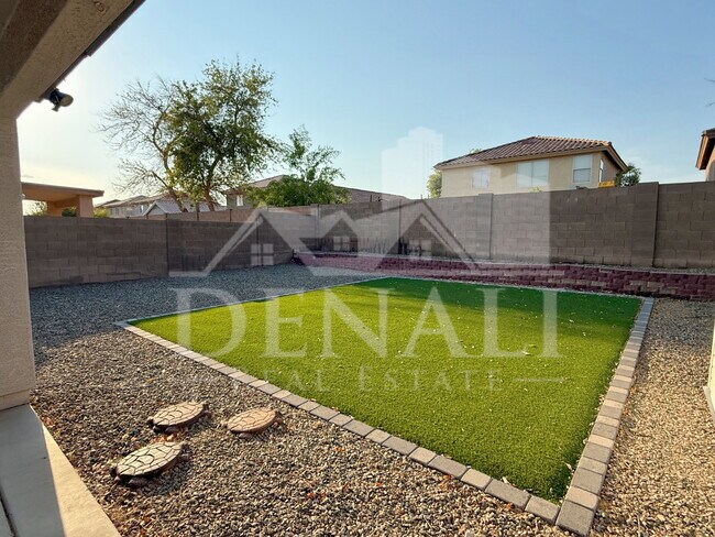 Building Photo - 11810 W Sunnyside Dr