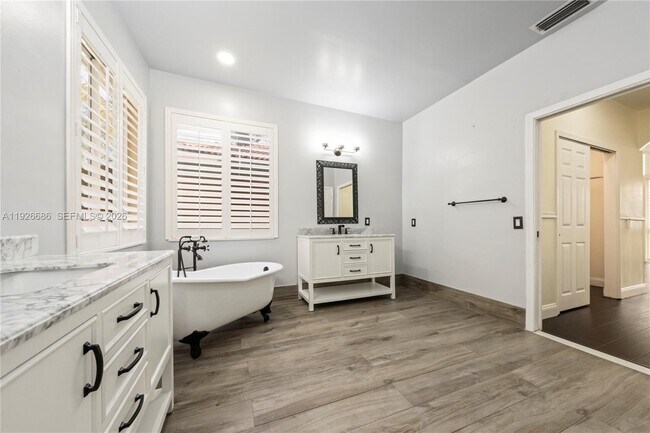 Building Photo - 2893 Oakbrook Dr