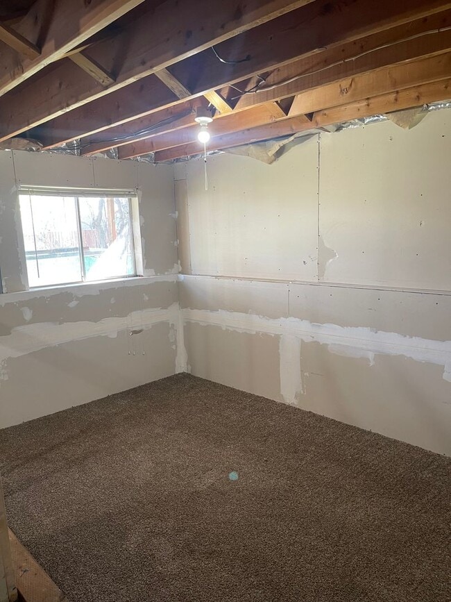 Building Photo - PENDING APPLICATION 2 Bedroom Duplex in Sp...