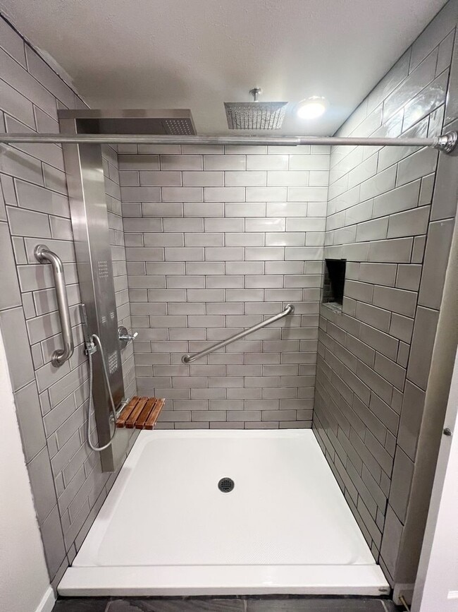 Building Photo - 3 Bedroom, 2 bath 1836 sqft House in Sunset Village