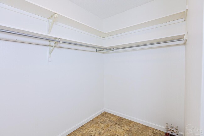 Building Photo - 6242 Ridgegate Cir