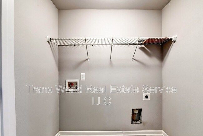 Building Photo - 4648 Pine St