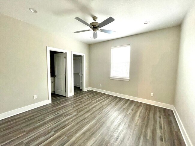 Building Photo - 710 Vassar Ct