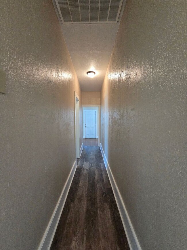 Building Photo - 3 Bedroom 2 Bath home in Asher!