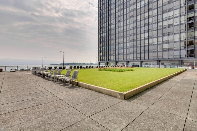 Building Photo - 910 N Lake Shore Dr
