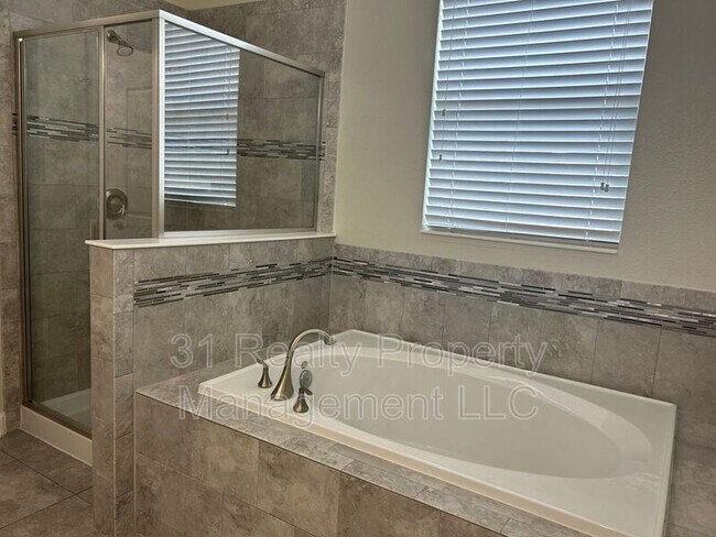 Building Photo - 11114 Sycamore Woods Dr