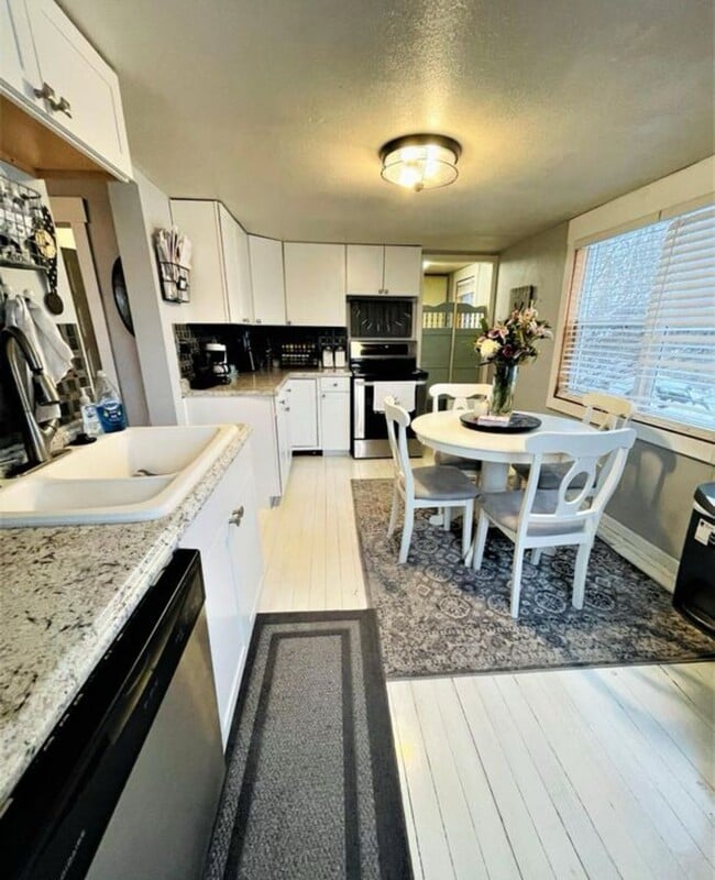 Building Photo - Available October 4, 2025! Remodeled Histo...