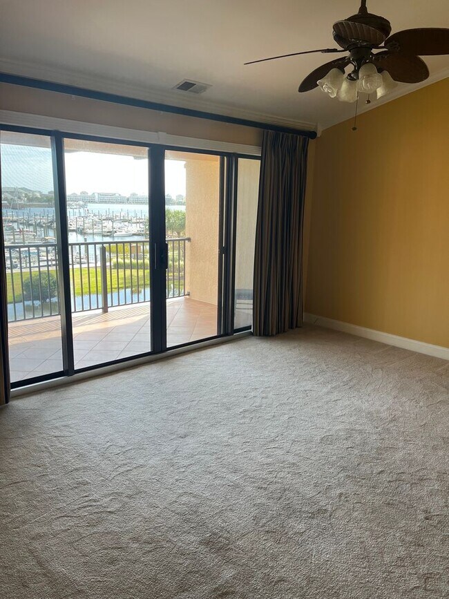 Building Photo - Townhome with Amazing View