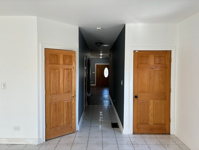 Building Photo - 5309 30th Pl