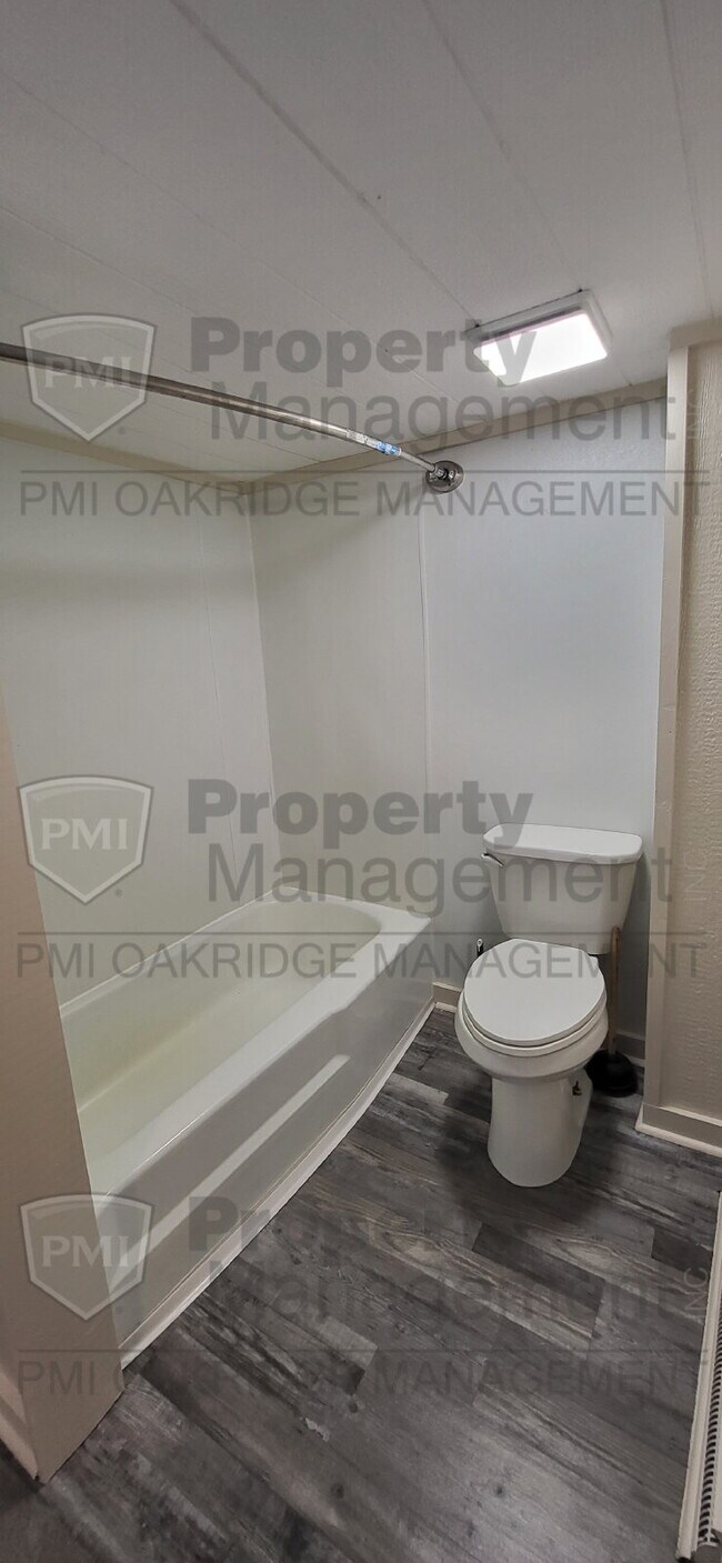 Building Photo - Country 3 Bedroom Apartment with Detached Garage
