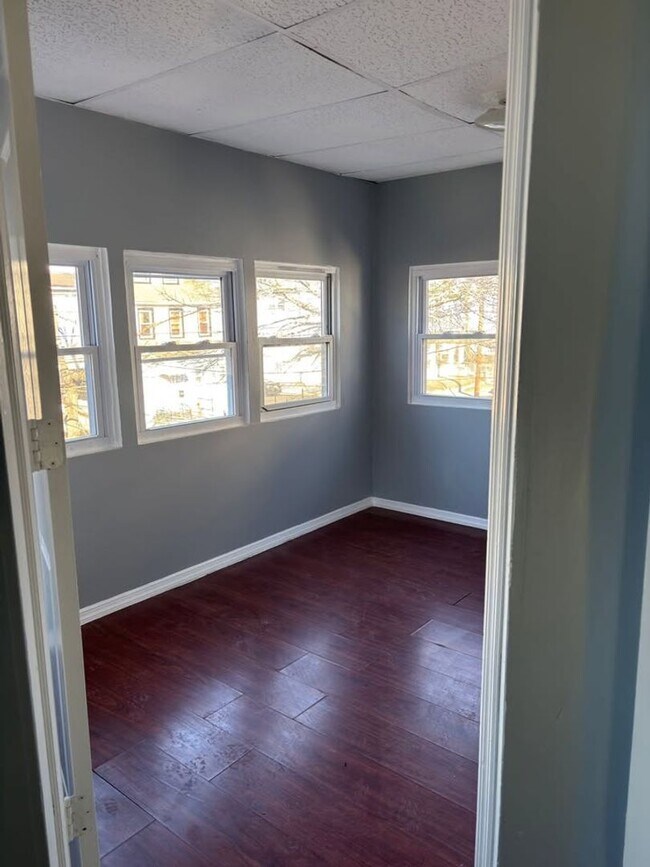 Building Photo - 22 Chelsea Ave