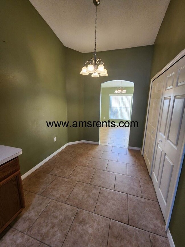 Building Photo - Large 4/2 Home With 2 Car Garage In Poinciana