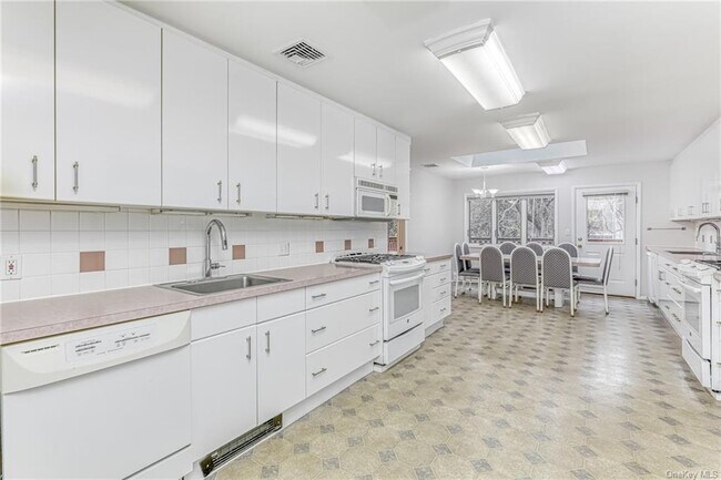 Building Photo - 9 Cloverdale Ln